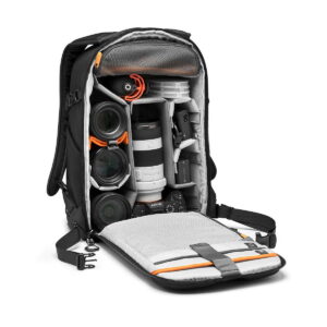 Lowepro_Flipside_300_AW_III-Musta_005 Lowepro Flipside 300 AW III -kamerareppu, musta, on auki ja näyttää järjestetyt, pehmustetut lokerot, joissa on kameran objektiivit, kameran runko ja tarvikkeet. Sisätiloissa on verkkotaskuja sekä oranssit korostukset ja vetoketjut.