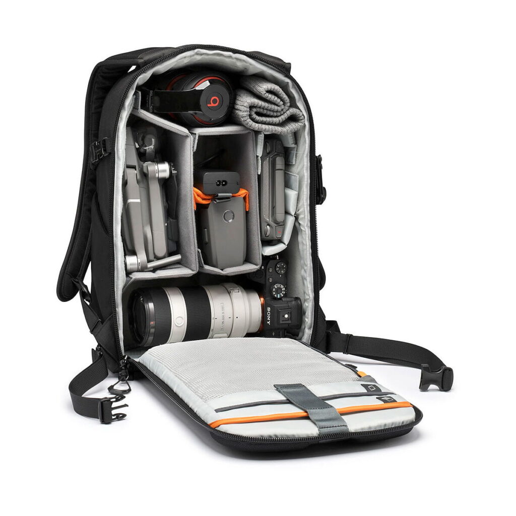 Lowepro_Flipside_300_AW_III-Musta_006 Lowepro Flipside 300 AW III -kamerareppu, musta on avattu ja avattu, ja siinä näkyy siististi järjestetyt lokerot, joissa on kamerarunko, useita objektiiveja, drone, kuulokkeet, laturit ja erilaisia valokuvaustarvikkeita.