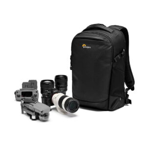 Lowepro_Flipside_300_AW_III-Musta_007 Lowepro Flipside 300 AW III -kamerareppu, musta, näkyy valkoisella pohjalla kameran objektiivin, kahden ylimääräisen objektiivin ja harmaan kauko-ohjaimella varustetun lennokin vieressä.