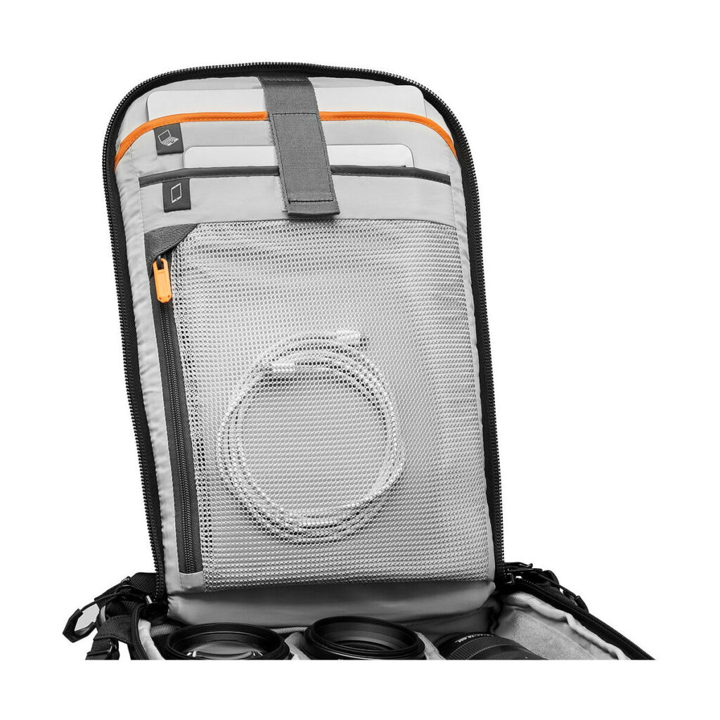 Lowepro_Flipside_300_AW_III-Musta_008 Lowepro Flipside 300 AW III -kamerareppu, musta, sisältää avoimen sisätilan, jossa on verkkotasku, johon mahtuu kelattu kaapeli, kaksi ohutta lokeroa, joissa on oranssit ja harmaat korostukset, ja pehmustetut osat pohjassa kameran objektiiveille.