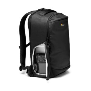 Lowepro_Flipside_300_AW_III-Musta_009 Lowepro Flipside 300 AW III -kamerareppu, musta, seisoo pystyasennossa, ja sen sivutasku avataan vetoketjulla, jolloin kamera paljastuu sisältä. Repussa on pehmustetut olkahihnat ja useita lokeroita organisoitua säilytystä varten.
