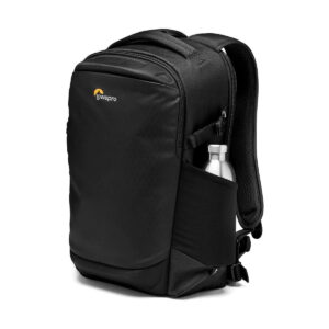 Lowepro_Flipside_300_AW_III-Musta_010 Mustan värinen Lowepro Flipside 300 AW III -kamerareppu, jossa on vesipullo sivutaskussa, vetoketjullinen päälokero ja yläkahva, kuvattuna valkoisella pohjalla.