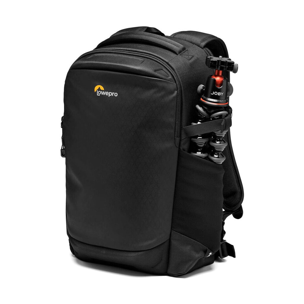 Lowepro_Flipside_300_AW_III-Musta_011 Lowepro Flipside 300 AW III -kamerareppu, musta, jossa on useita lokeroita, seisoo pystyssä. Pehmustetut olkahihnat ja sivutaskuun kiinnitetty JOBY Gorillapod -jalusta täydentävät sen tyylikästä muotoilua.