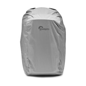 Lowepro_Flipside_300_AW_III-Musta_012 Lowepro Flipside 300 AW III kamerareppu, musta, sisältää asennetun sadesuojan, jonka etupuolella on Lowepron logo. Sileä, hieman heijastava suojus suojaa varusteitasi säältä.