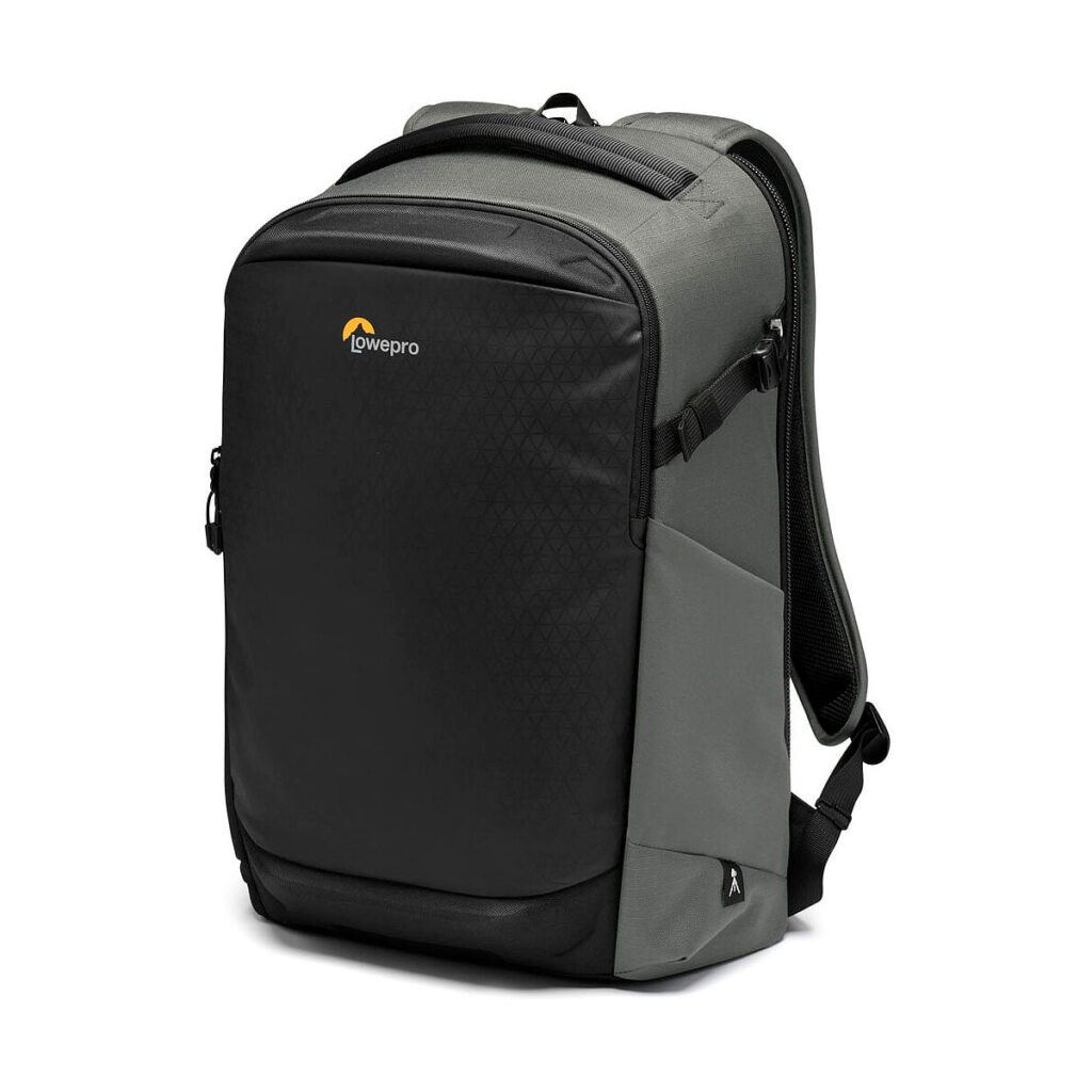Lowepro_Flipside_400_AW_III-Tumma_Harmaa_002 Tummanharmaassa Lowepro Flipside 400 AW III -kamerareppussa on yläkahva, pehmustetut olkahihnat ja vetoketjullinen etulokero, joka on ihanteellinen kameravarusteiden tai elektroniikan kuljettamiseen.