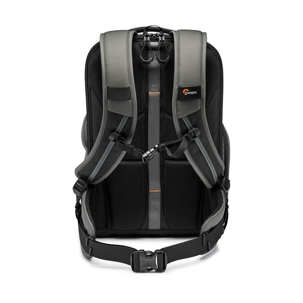 Lowepro_Flipside_400_AW_III-Tumma_Harmaa_003 Lowepro Flipside 400 AW III -kamerareppu tummanharmaana on kuvattu takaa, ja siinä on pehmustetut olkahihnat, rintaremmi, vyötäröhihna ja Lowepro-logo yläreunan lähellä.
