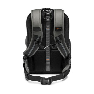 Lowepro_Flipside_400_AW_III-Tumma_Harmaa_003 Lowepro Flipside 400 AW III -kamerareppu tummanharmaana on kuvattu takaa, ja siinä on pehmustetut olkahihnat, rintaremmi, vyötäröhihna ja Lowepro-logo yläreunan lähellä.