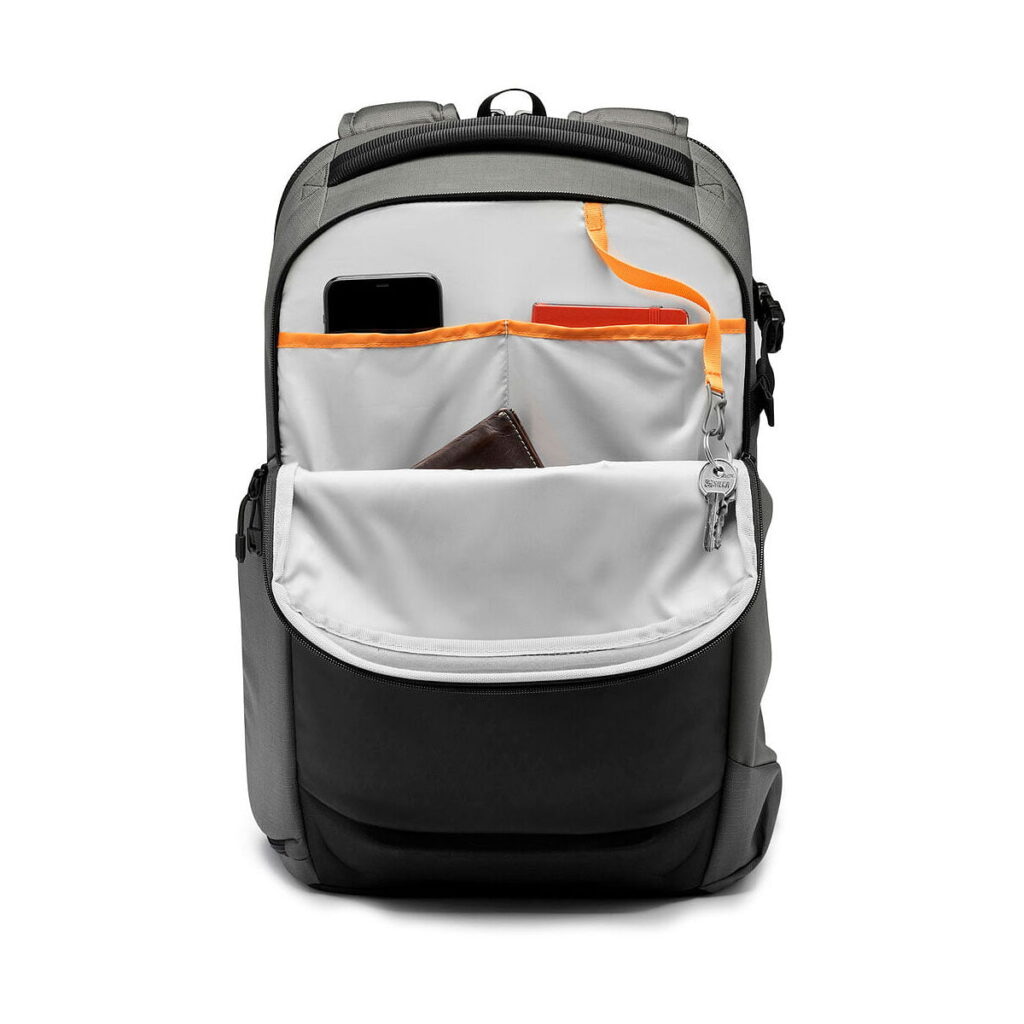 Lowepro_Flipside_400_AW_III-Tumma_Harmaa_004 Tummanharmaa Lowepro Flipside 400 AW III -kamerareppu, jonka etutasku on auki ja jossa näkyy järjestetyt lokerot puhelimelle, punaiselle muistikirjalle, lompakolle ja silmukkaan kiinnitetyille avaimille valkoisella pohjalla.