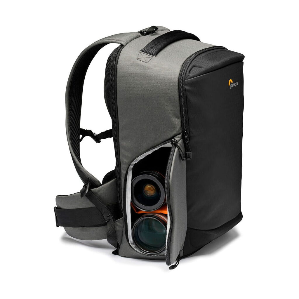 Lowepro_Flipside_400_AW_III-Tumma_Harmaa_005 Tummanharmaassa Lowepro Flipside 400 AW III -kamerareppussa on pehmustetut olkahihnat, vyötäröhihna tukena ja sivuvetoketju auki, josta paljastuu kaksi kameran objektiivia, jotka on säilytetty sisällä.