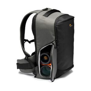 Lowepro_Flipside_400_AW_III-Tumma_Harmaa_005 Tummanharmaassa Lowepro Flipside 400 AW III -kamerareppussa on pehmustetut olkahihnat, vyötäröhihna tukena ja sivuvetoketju auki, josta paljastuu kaksi kameran objektiivia, jotka on säilytetty sisällä.