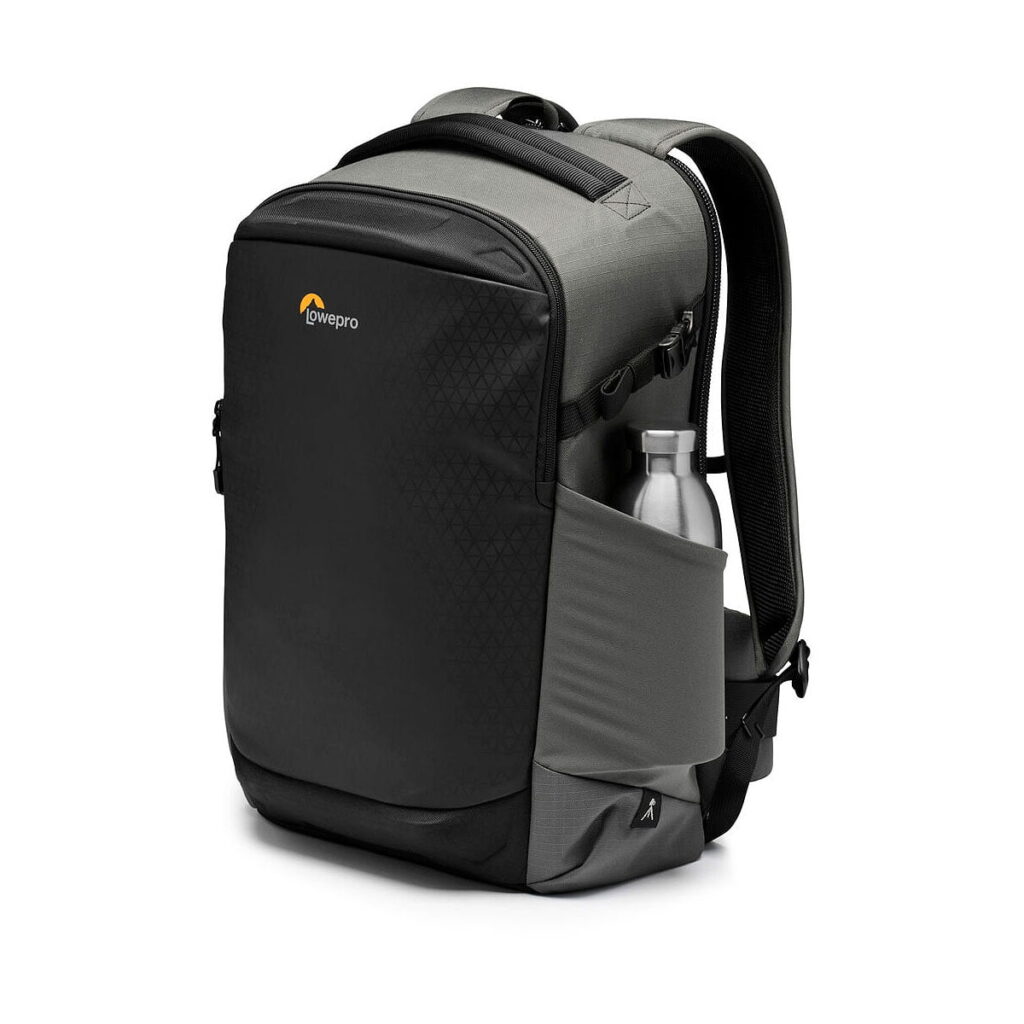 Lowepro_Flipside_400_AW_III-Tumma_Harmaa_006 Lowepro Flipside 400 AW III -kamerareppu, tumma harmaa, sisältää vetoketjullisen päälokeron, sivutaskun, jossa on hopeinen vesipullo, ja pehmustetut olkahihnat, kuvassa valkoisella pohjalla.