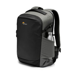 Lowepro_Flipside_400_AW_III-Tumma_Harmaa_006 Lowepro Flipside 400 AW III -kamerareppu, tumma harmaa, sisältää vetoketjullisen päälokeron, sivutaskun, jossa on hopeinen vesipullo, ja pehmustetut olkahihnat, kuvassa valkoisella pohjalla.