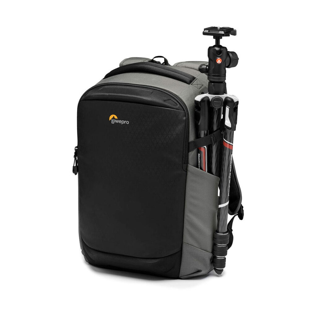 Lowepro_Flipside_400_AW_III-Tumma_Harmaa_007 Lowepro Flipside 400 AW III -kamerareppu, tumma harmaa, sivussa kiinnitetty jalusta, kuvattuna valkoista taustaa vasten.