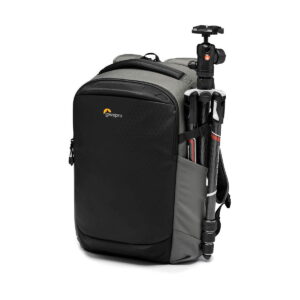 Lowepro_Flipside_400_AW_III-Tumma_Harmaa_007 Lowepro Flipside 400 AW III -kamerareppu, tumma harmaa, sivussa kiinnitetty jalusta, kuvattuna valkoista taustaa vasten.