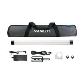 Nanlite_PavoTube_II_15X_001 NANLITE PavoTube II 15X 1kit, joka sisältää merkkikantolaukun, LED-putkivalon, virtalähteen ja -kaapelin, kiinnikkeen, puristimen ja kaksi pientä ruuvia, on siististi järjestetty valkoiselle taustalle.