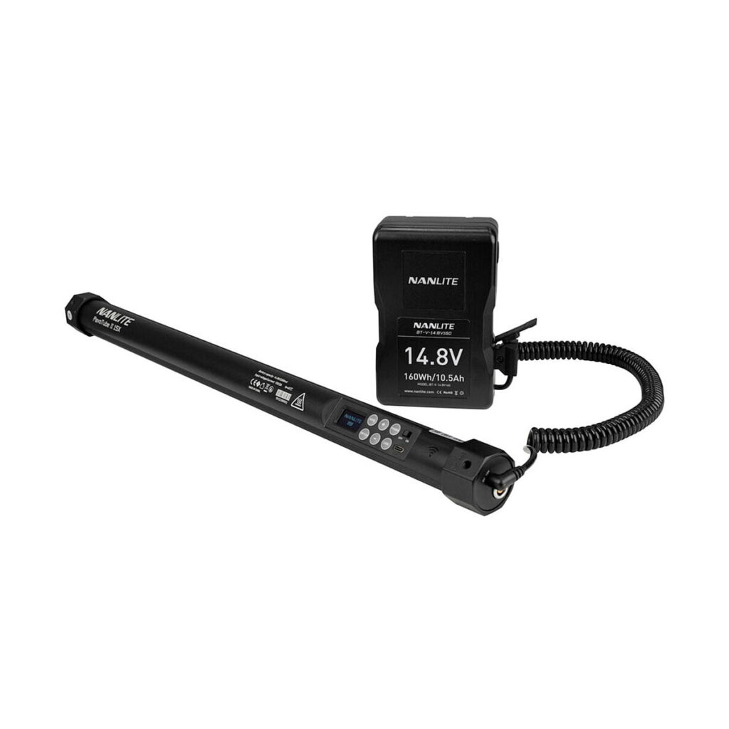 NANLITE PavoTube II 15X 1kit musta valotikku, jossa on ohjauspainikkeet ja näyttö, näkyy irrotettavan 14,8 V Nanlite-akun vieressä, joka on kytketty kierrekaapelilla, valkoisella pohjalla.