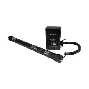 NANLITE PavoTube II 15X 1kit musta valotikku, jossa on ohjauspainikkeet ja näyttö, näkyy irrotettavan 14,8 V Nanlite-akun vieressä, joka on kytketty kierrekaapelilla, valkoisella pohjalla.