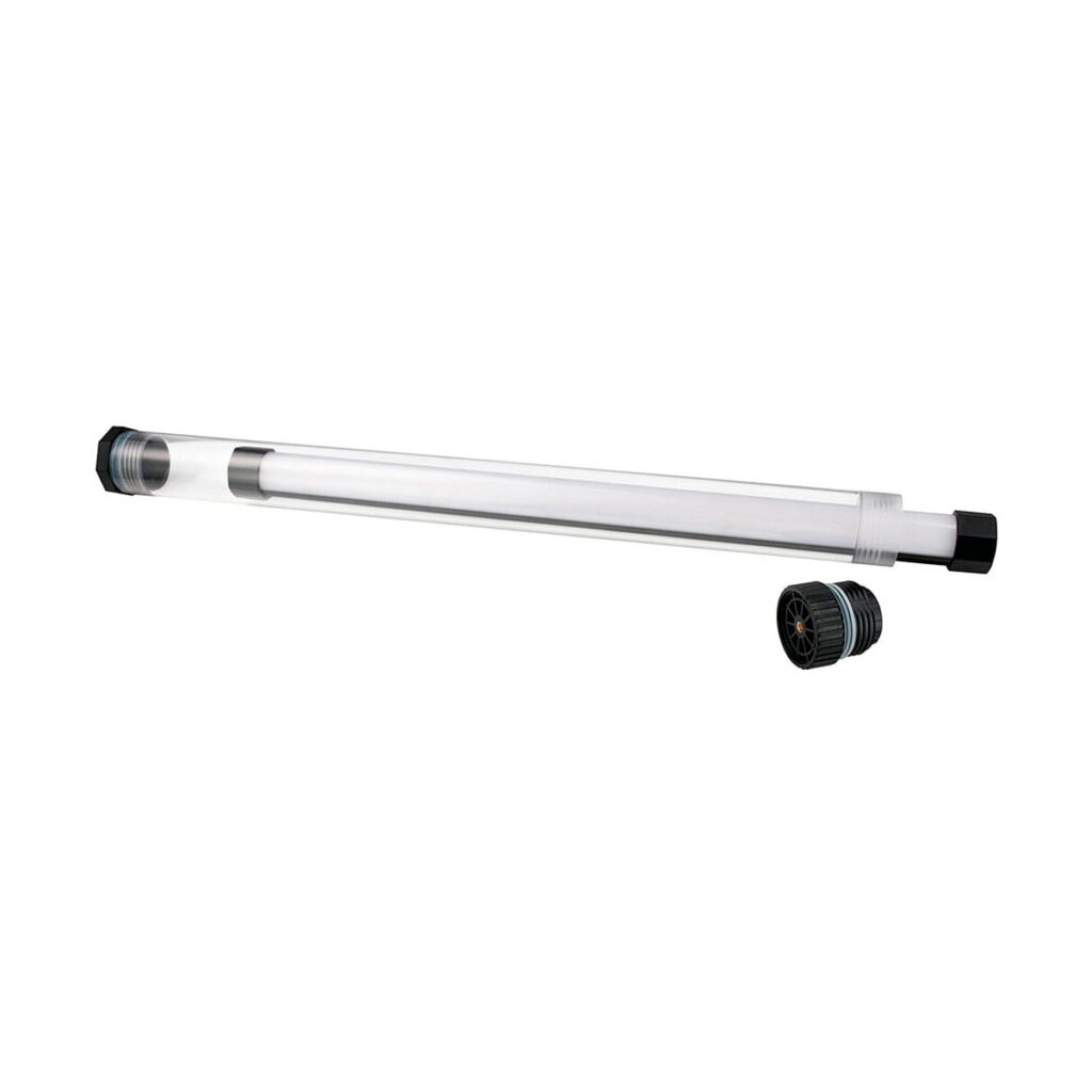 NANLITE PavoTube II 15X 1kit on läpinäkyvä lieriömäinen putki, jonka molemmissa päissä on mustat ruuvikorkit - yksi korkki poistetaan ja asetetaan putken viereen, jolloin ontto sisus paljastuu.