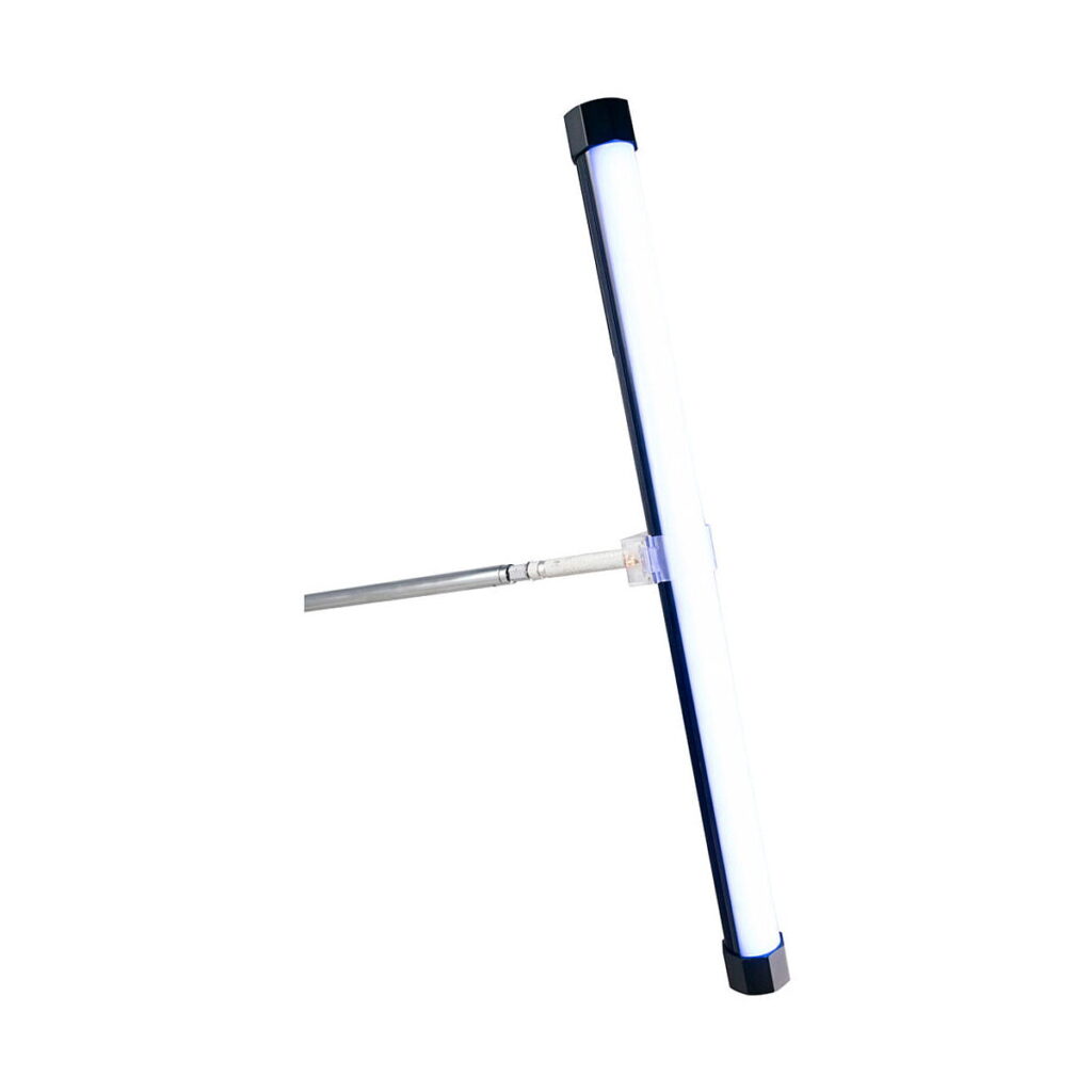NANLITE PavoTube II 15X 1kit, sylinterimäinen LED-valaisin, jossa on mustat päätykappaleet, on asennettu vaakasuoraan metalliseen tankoon valkoista taustaa vasten.
