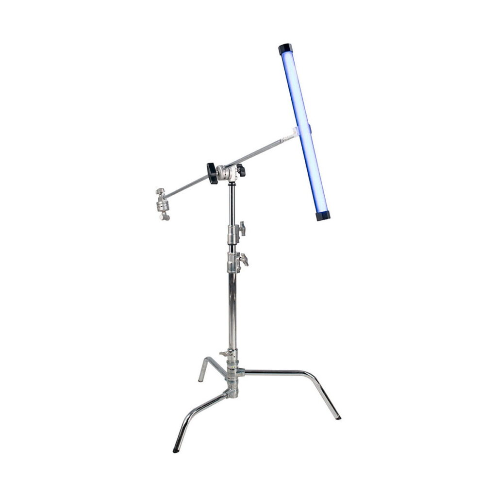 NANLITE PavoTube II 15X 1kit -valaisimessa on ohut, sininen LED-valoputki, jota pidetään vinossa hopeisen metallijalustan yläpuolella säädettävien kiinnikkeiden ja varsien avulla.