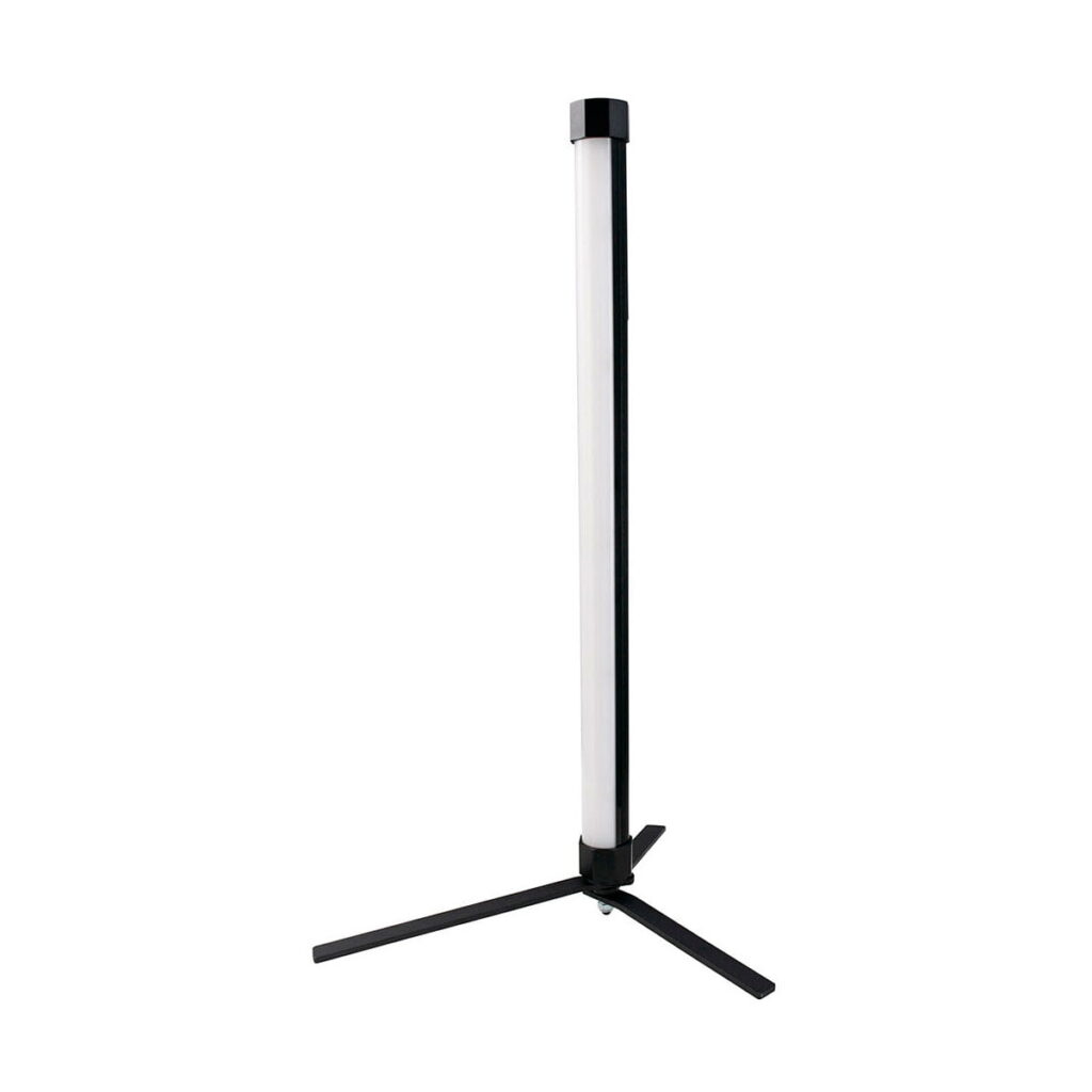 NANLITE PavoTube II 15X 1kit on korkea, sylinterimäinen LED-lattiavalaisin, jossa on musta runko ja kolmijalkainen jalusta, ja joka on kuvassa pystyssä valkoisella taustalla.