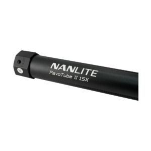 Lähikuva NANLITE PavoTube II 15X 1kit mustasta LED-valoputkesta, jonka kyljessä on valkoisella painettu tuotemerkki ja mallinimi.