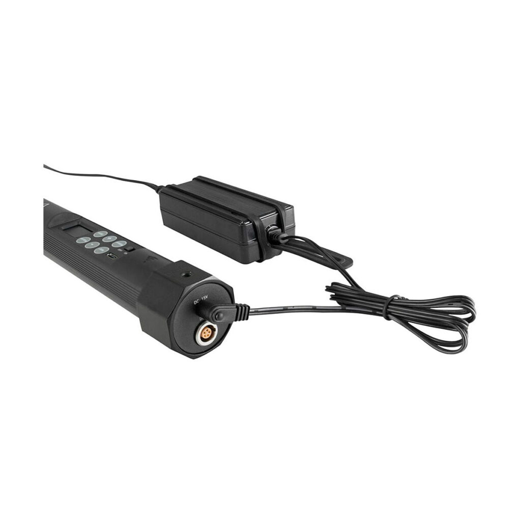 NANLITE PavoTube II 15X 1kit, musta elektroninen laite, jossa on painikkeita, on kytketty virtalähteeseen pitkän johdon avulla. Sovitin kytketään laitteeseen, kaikki valkoista taustaa vasten.