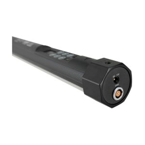 Lähikuva mustasta NANLITE PavoTube II 15X 1kit -valaisimesta, jossa näkyy sen päätypaneeli, jossa on 15 V DC-virtasyöttö, DMX-portti, rungon ohjauspainikkeet ja kuvioitu kahva.
