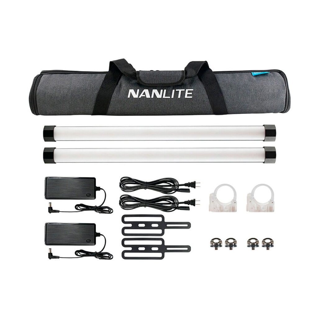 Nanlite_PavoTube_II_15X_2kit_001 NANLITE PavoTube II 15X 2kit sisältää harmaan kantolaukun, kaksi putkivalaisinta, virta-adapterit johtoineen, kiinnityskannattimet, neljä metallista kiinnikettä ja kaksi valkoista kiinnikekiinnikettä - kaikki siististi järjestettynä.