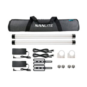 Nanlite_PavoTube_II_15X_2kit_001 NANLITE PavoTube II 15X 2kit sisältää harmaan kantolaukun, kaksi putkivalaisinta, virta-adapterit johtoineen, kiinnityskannattimet, neljä metallista kiinnikettä ja kaksi valkoista kiinnikekiinnikettä - kaikki siististi järjestettynä.