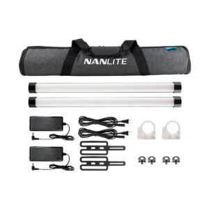 Nanlite_PavoTube_II_15X_2kit_001 NANLITE PavoTube II 15X 2kit sisältää harmaan kantolaukun, kaksi putkivalaisinta, virta-adapterit johtoineen, kiinnityskannattimet, neljä metallista kiinnikettä ja kaksi valkoista kiinnikekiinnikettä - kaikki siististi järjestettynä.