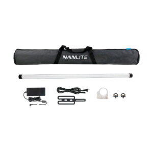 Nanlite_PavoTube_II_30X_001 NANLITE PavoTube II 30X 1kit sisältää Nanlite-kantolaukun, LED-putkivalon, virtalähteen ja kaapelin, kiinnitystelineen, kiinnittimen ja kaksi pientä kiinnitystarviketta, jotka on esitetty valkoisella pohjalla.