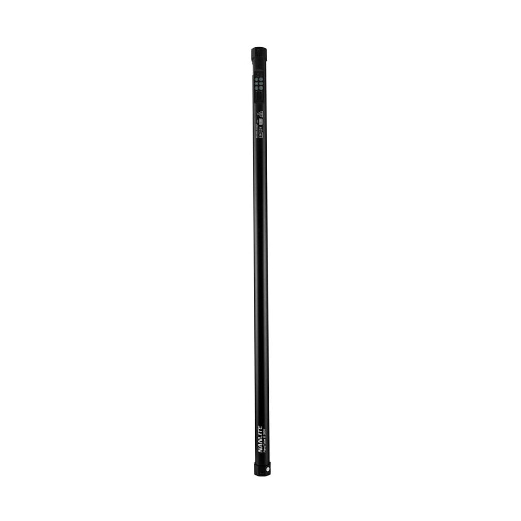NANLITE PavoTube II 30X 1kit on pitkä, ohut, musta metalliputki, jossa on valkoiset mittausmerkinnät ja etiketit ylä- ja alapuolella. Se on suora ja sylinterinmuotoinen, ja siinä on pieni reikä lähellä alapäätä.