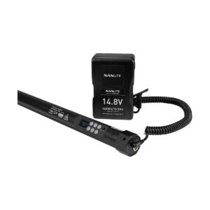 Nanlite 14.8V 160Wh/10.5Ah akku, jossa on kierretty kaapeli, on kytketty NANLITE PavoTube II 30X 1kit -laitteeseen, joka on musta lieriömäinen LED-sauva, jossa on ohjauspainikkeet ja digitaalinen näyttö.
