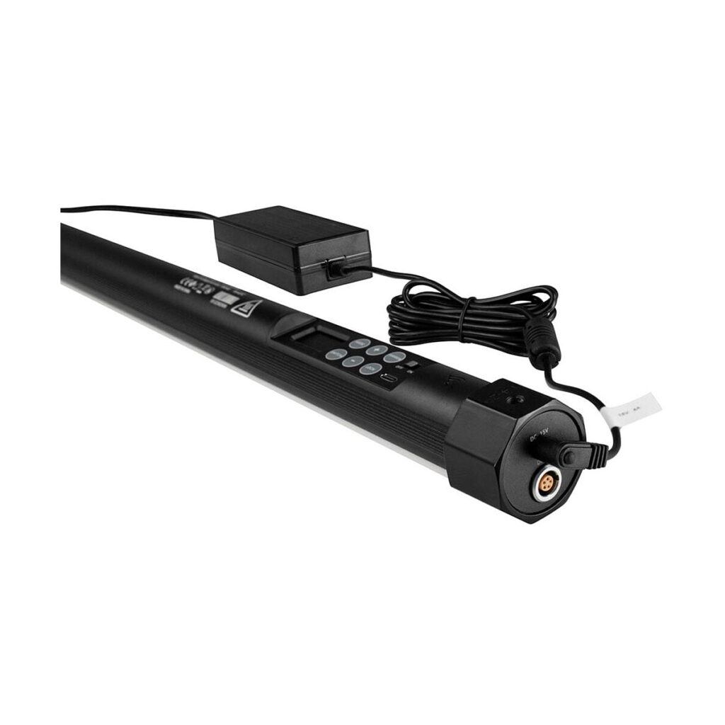 NANLITE PavoTube II 30X 1kit, musta moottoroitu rullaverhon putki, jossa on ohjauspainikkeet, virtalähde ja liitetty kaapeli, näkyy valkoisella pohjalla.