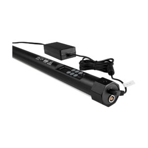 NANLITE PavoTube II 30X 1kit, musta moottoroitu rullaverhon putki, jossa on ohjauspainikkeet, virtalähde ja liitetty kaapeli, näkyy valkoisella pohjalla.