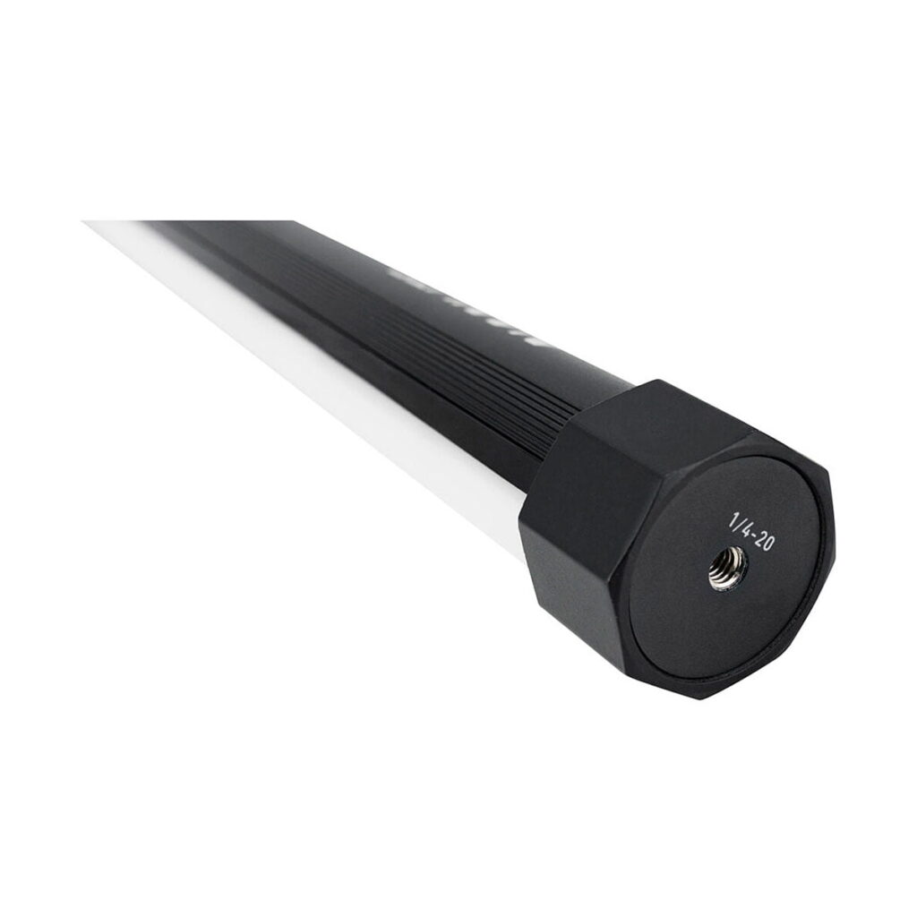 NANLITE PavoTube II 30X 1kit -valoputken lähikuvassa näkyy toinen pää, jossa on 1/4-20-kierteinen kiinnitysreikä kuusikulmaisen mustavalkoisen sylinterimäisen LED-valoputken päätykorkissa.