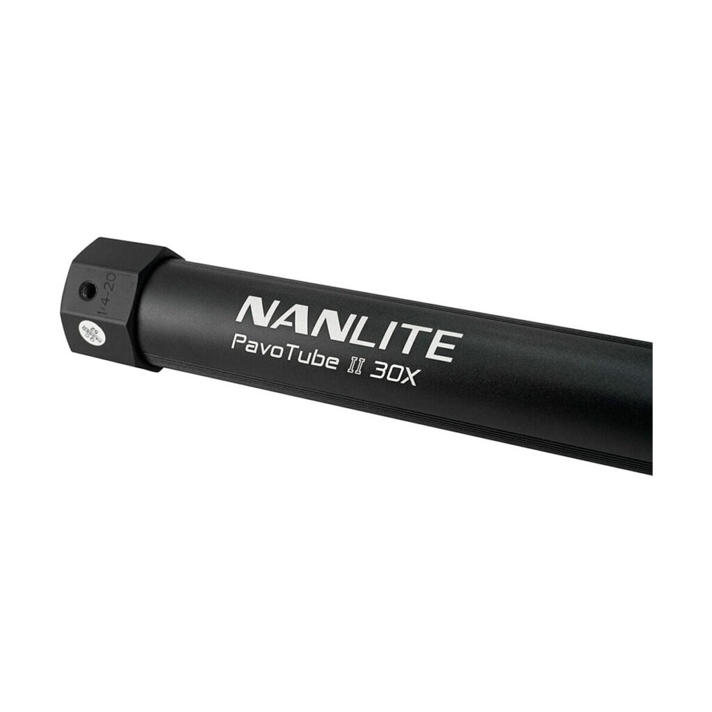 Lähikuva mustasta NANLITE PavoTube II 30X 1kit LED-putkivalaisimesta, jonka sylinterimäisessä rungossa on tuotenimi ja logo valkoisella taustalla.