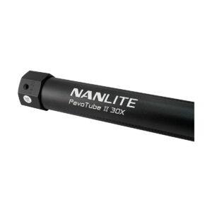 Lähikuva mustasta NANLITE PavoTube II 30X 1kit LED-putkivalaisimesta, jonka sylinterimäisessä rungossa on tuotenimi ja logo valkoisella taustalla.
