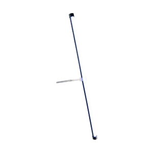 NANLITE PavoTube II 30X 1kit on ohut, pystysuora LED-valoputki, jossa on mustat päätykappaleet ja joka on asennettu vinoon metallijalustalle valkoista taustaa vasten.