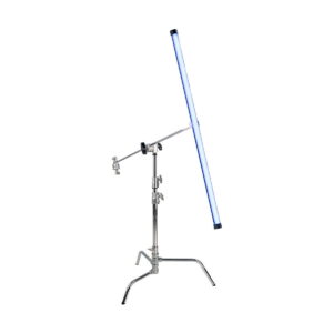 Korkea, hopeinen C-jalusta pitää NANLITE PavoTube II 30X 1kit - sen pitkää, ohutta LED-putkea, jossa on sininen sävy - vinossa, eristettynä valkoiselle taustalle.