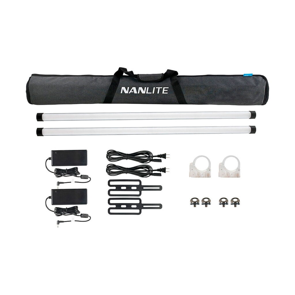 Nanlite_PavoTube_II_30X_2kit_001 NANLITE PavoTube II 30X 2kit sisältää mustan kantolaukun, kaksi putkivalaisinta, kaksi virtalähdettä kaapeleineen, kaksi kirkasta kiinnityskorvaketta, kaksi mustaa kiinnityslevyä ja neljä pientä kiinnitysruuvia.