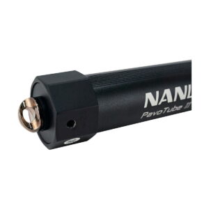 Nanlite_PavoTube_II_60X_2kit_007 Lähikuva NANLITE PavoTube II 60X 2kit LED-valoputken toisesta päästä, jossa korostuvat musta kuusikulmainen päätykorkki, ruuvikiinnitys ja osa tuotteen nimestä sylinterimäisessä rungossa.