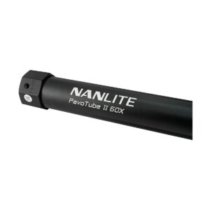 Nanlite_PavoTube_II_60X_2kit_009 Lähikuva mustasta lieriömäisestä valoputkesta, jossa on merkintä NANLITE PavoTube II 60X 2kit ja jossa on kuusikulmainen päätykorkki vasemmalla.