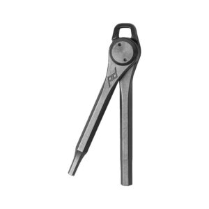Peak_Design_Travel_Tripod_Tool_Kit_001 Pienikokoinen, harmaasta metallista valmistettu Peak Design Travel Tripod Tool Kit -työkalusarja, jossa on kaksi kokoontaitettavaa käsivartta ja pyöreä kääntyvä nivel, joka muistuttaa avainta tai pieniä pihdejä.