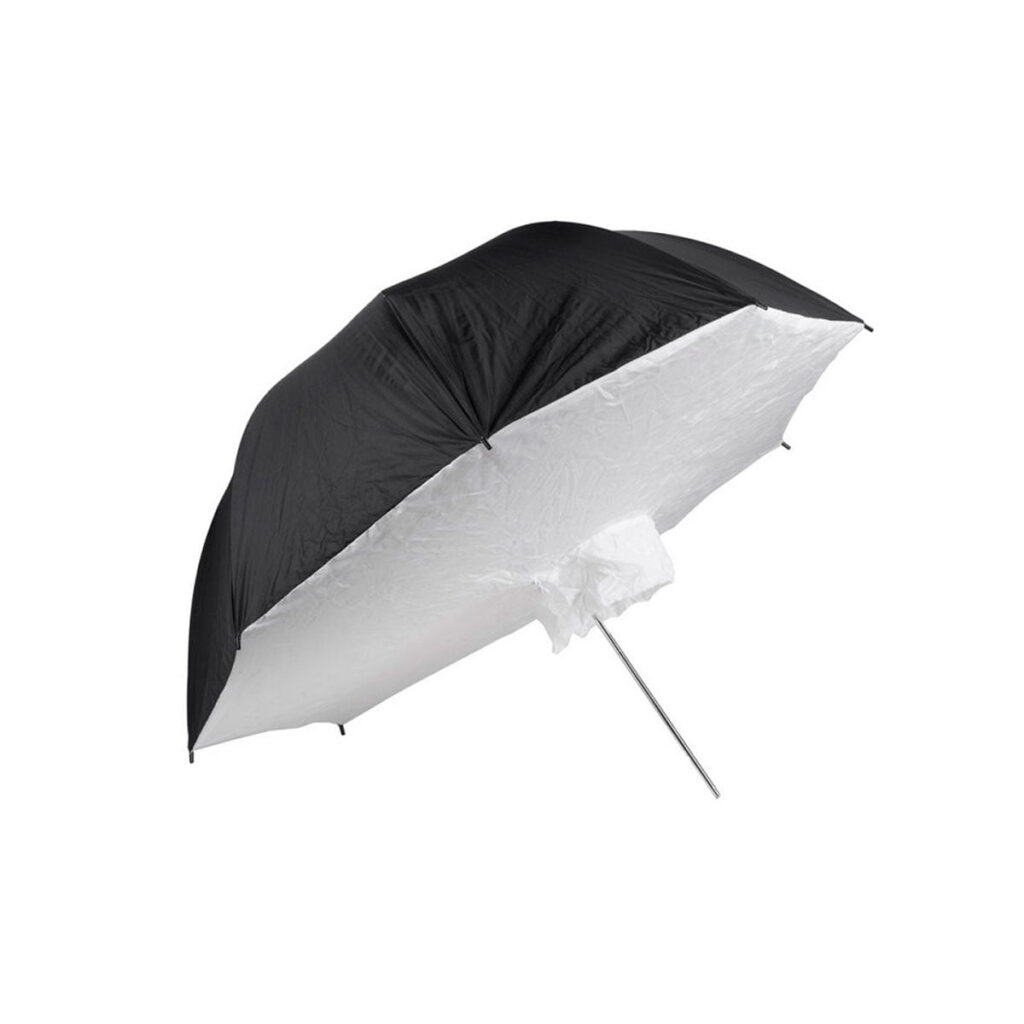 Quadralite_101_White_Umbrella_Softbox_001 Quadralite Umbrella Softbox 110cm:ssä on heijastava valkoinen sisäpuoli ja musta ulkopuoli, avattuna valkoista taustaa vasten.