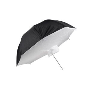Quadralite_101_White_Umbrella_Softbox_001 Quadralite Umbrella Softbox 110cm:ssä on heijastava valkoinen sisäpuoli ja musta ulkopuoli, avattuna valkoista taustaa vasten.
