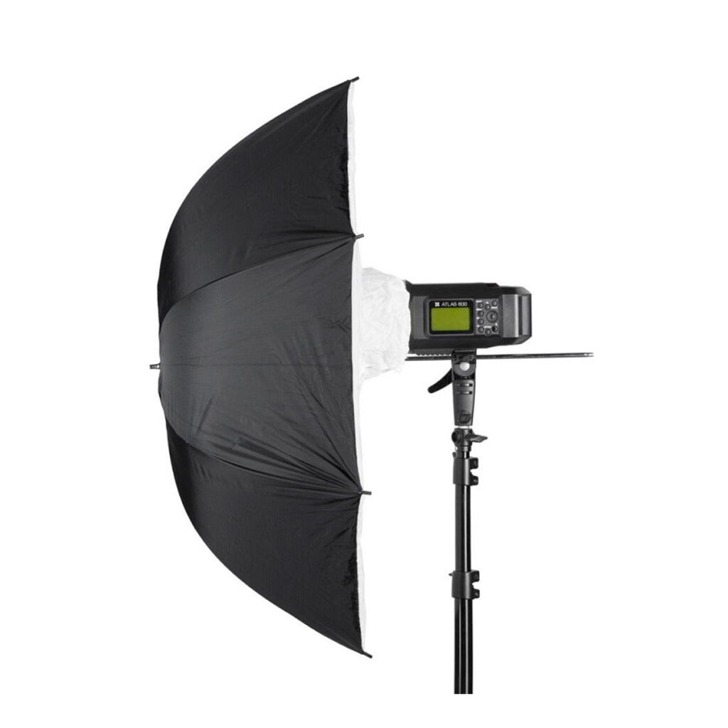 Quadralite_101_White_Umbrella_Softbox_003 Quadralite Umbrella Softbox 110cm:ssä on musta ulkokuori, valkoinen sisäpuoli, ja se kiinnitetään jalustaan digitaalisella salamalla - ihanteellinen studiovalaistusasennuksiin.
