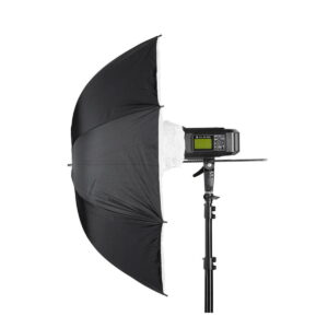Quadralite_101_White_Umbrella_Softbox_003 Quadralite Umbrella Softbox 110cm:ssä on musta ulkokuori, valkoinen sisäpuoli, ja se kiinnitetään jalustaan digitaalisella salamalla - ihanteellinen studiovalaistusasennuksiin.