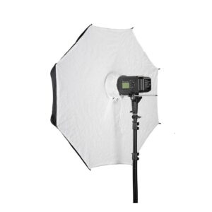 Quadralite_101_White_Umbrella_Softbox_004 Quadralite Umbrella Softbox 110cm, jossa on jalustalle asennettu digitaalinen salama, näkyy takaa valkoista taustaa vasten.